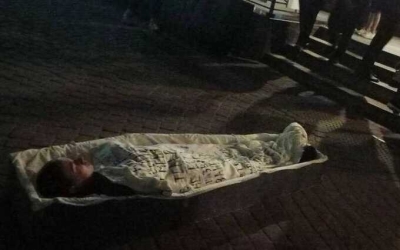 В центре Старого Оскола прошел необычный перформанс: девушка легла в гроб напротив здания местного театра
